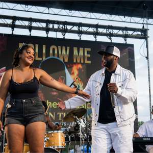Stephen Thomas welcomes a fan on stage during his Woody Fest performance